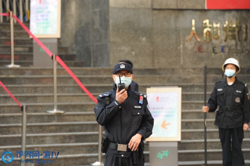 大溪溝派出所民警在人和街小學(xué)門口執(zhí)勤（來源：渝中公安）