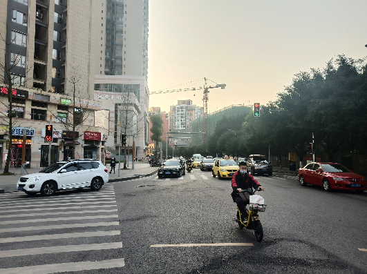 公路上的車開始多了起來