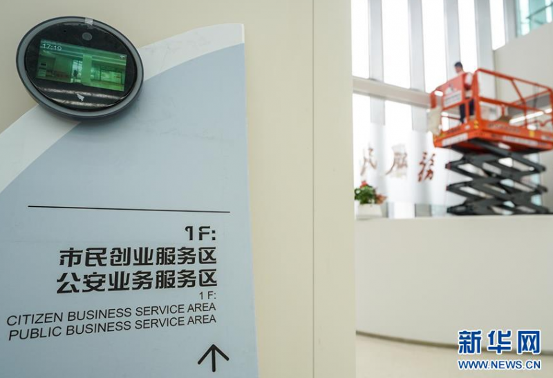 6月5日，中建二局的工程人员在南京江北新区市民中心服务区内施工。新华社记者 李博 摄