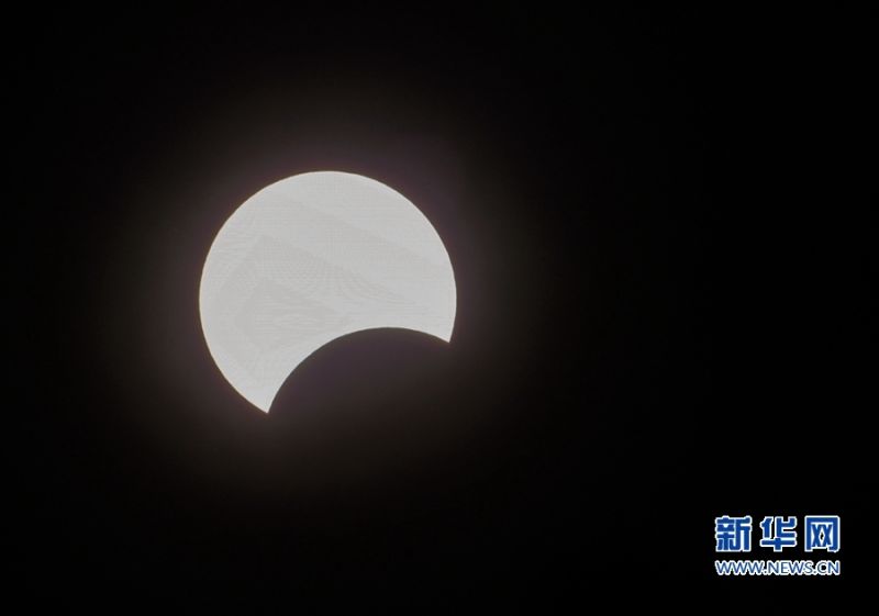 　21日下午3时17分，福建漳州，这是初亏，太阳“缺角”越来越大。新华网 肖和勇 摄