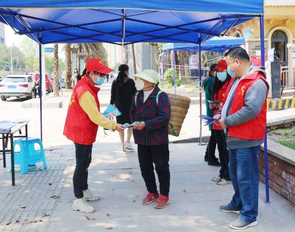 涪陵區(qū)潔凈城市志愿者給居民群眾宣傳垃圾分類知識