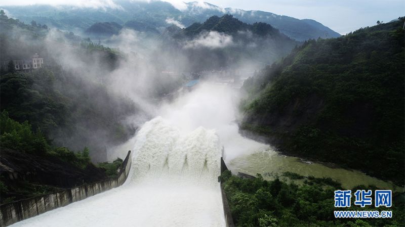 18日上午8点30分，金家坝水库启动防控抢险应急预案，开始开闸泄洪。根据监测洪峰流量，此次泄洪最大下泄流量达到了572立方米每秒，成功将水位降低到汛限水位以下，缓解了防汛压力。新华网发（陈碧生 摄）