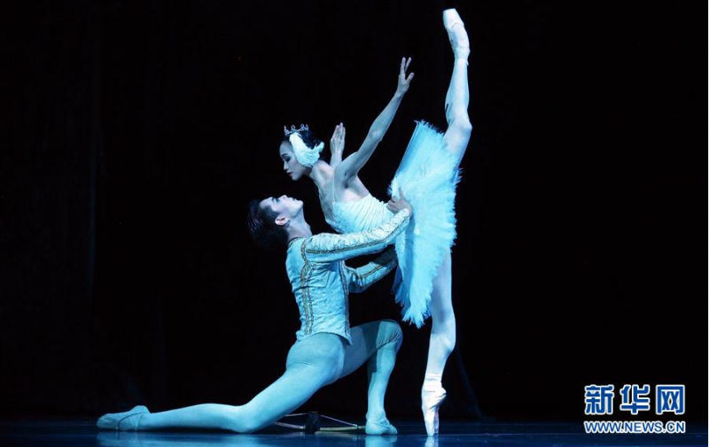 6月18日晚，上海芭蕾舞团演员在上海大剧院演出经典芭蕾舞剧《天鹅湖》。新华社记者 任珑 摄