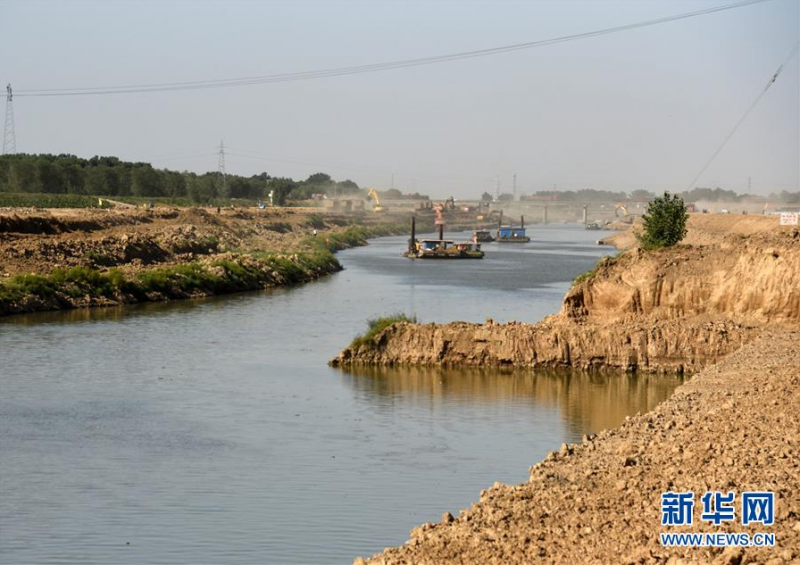 6月14日,施工人员在山东小清河复航工程济南段进行施工作业。 连日来,山东小清河复航工程正在加紧施工。该工程是山东省推进内河航道建设和新旧动能转换重大项目,全长近170公里,涵盖小清河沿线五个城市,预计将于2022年复航。 新华社记者 王凯 摄