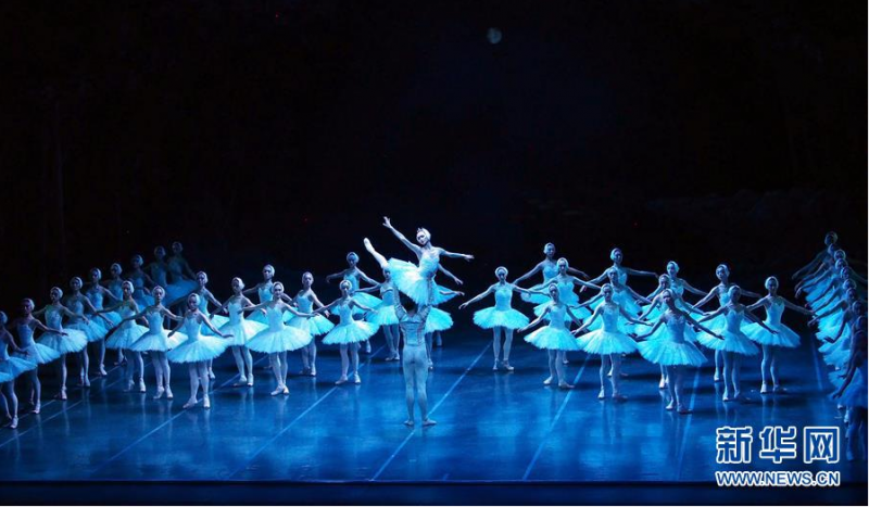 6月18日晚，上海芭蕾舞团演员在上海大剧院演出经典芭蕾舞剧《天鹅湖》。 新华社记者 任珑 摄