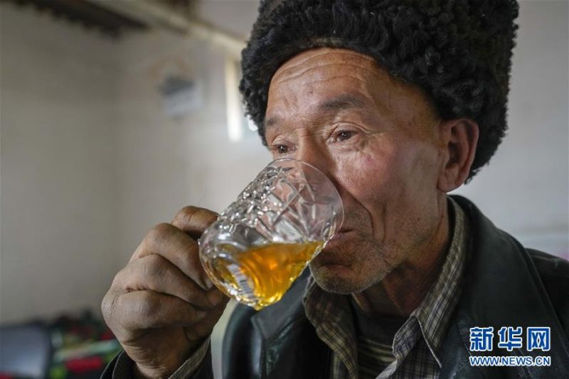 新疆和田县布扎克乡布扎克村村民买吐送·巴克在家中喝茶(2019年11月24日摄)。 新华社记者 赵戈 摄
