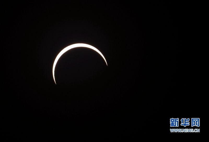 21日下午4时07分，福建漳州，这是初亏，太阳看起来像弯月。新华网 肖和勇 摄