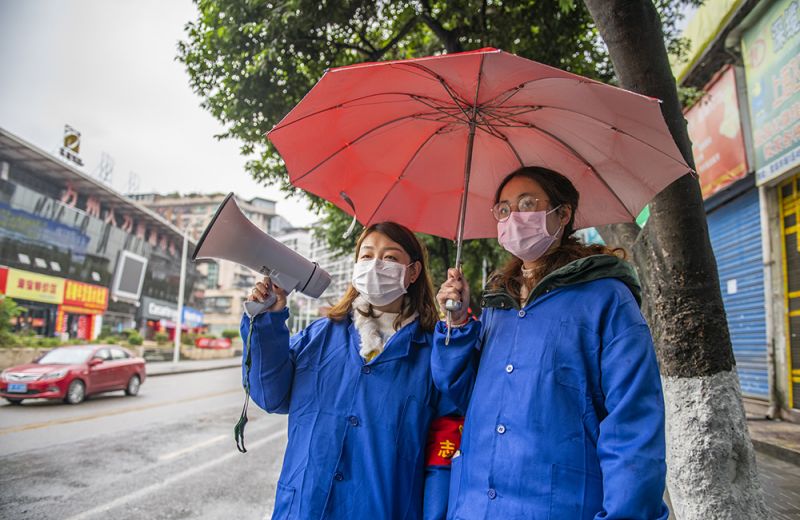 牌樓街道的工作人員走街串巷宣傳疫情防控。