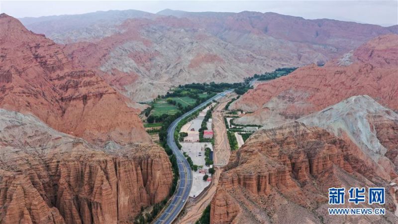 这是6月15日拍摄的位于贵德县境内的丹霞地貌(无人机照片)。 夏日时节,位于青海省海南藏族自治州的贵德县迎来连日降雨,多彩的丹霞地貌在雨后色泽愈发鲜艳,在云雾的笼罩下形成一幅幅独特画卷。 新华社记者 吴刚 摄