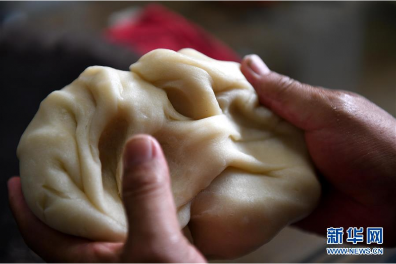 6月11日，在河北省石家庄市深泽县职业技术教育中心，民间艺人王亮和制面塑原材料。 深泽面塑是当地有名的民间手工技艺，传承历史悠久。石家庄市深泽县民间艺人王亮自幼酷爱手工，他专注面塑创作20多年，推出历史神话人物、十二生肖、田园风光等作品。近年来，王亮致力于传承面塑民间技艺，将其带到20多个国家和地区进行文化交流，让更多人接触、了解到中国传统民间艺术。 新华社发（许建园 摄）
