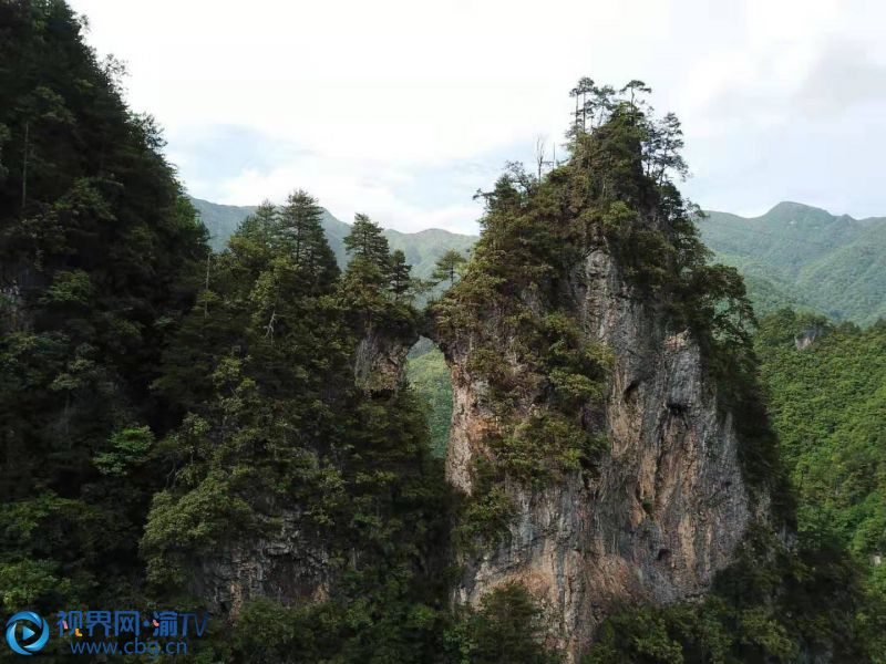 兩座聳立的山峰間建起一座險峻橋梁名為“依虹橋”。（ 攝影：李軍）