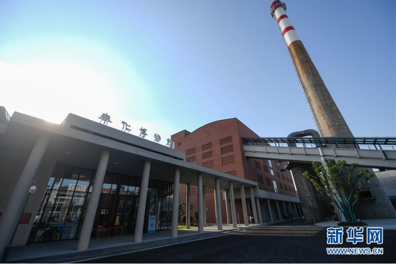 6月12日拍摄的奉化博物馆外景。 当日，主体建筑由原热电厂发电车间改造而来的浙江省宁波市奉化博物馆首次向公众开放。该博物馆建筑保留了原热电厂的柱梁等钢结构体系和煤斗、耐火砖等工业遗存，带有浓厚的工业风。展厅面积约6000平方米，由3个常设展厅和5个临时展厅组成，目前基本陈设的文物达3000多件。 新华社记者 黄宗治 摄