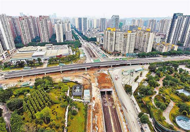 近日，武江路立交工程正有序施工。該項目位于江北區(qū)石馬河片區(qū)，西接武江路三期和雙碑大橋，東接渝北冉家壩片區(qū)，北接大竹林，南接盤溪，是片區(qū)交通轉(zhuǎn)換的重要節(jié)點。目前，其主體工程基本完工，進入路面鋪筑和附屬工程施工階段，預計5月建成通車，屆時該片區(qū)交通壓力將得到極大緩解。