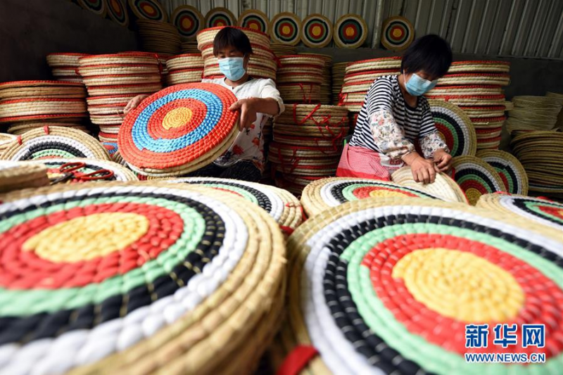 6月2日,山东省郯城县三强秸秆综合利用农民专业合作社的社员在加工出口的秸秆工艺品。 麦收时节,山东省临沂市郯城县农民把收获的小麦等秸秆晾晒消毒后编制成精美的工艺品,既避免了秸秆焚烧造成的环境污染,又可增加收入。 近年来,当地政府因势利导,协调资金扶持创办多家草编合作社,通过网商、直播带货等渠道推销秸秆工艺品。目前,全县已注册成立秸秆工艺品公司、合作社70余家,年编织销售草编工艺品100多万件(套),带动当地10多个专业村上万名农民从事秸秆工艺品编织,助农民增收致富。 新华社发(房德华 摄)