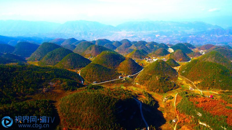 俯瞰巫山山脈，山形奇特。向勇 攝