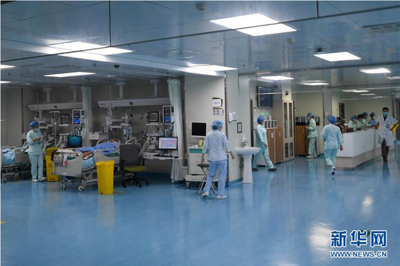 6月15日,医护人员在温岭市第一人民医院重症监护室忙碌。 6月13日下午4点40分左右,一辆满载液化石油气的槽罐车在浙江省温岭市G15沈海高速公路出口发生爆炸,引发周边民房及厂房倒塌,造成重大人员伤亡。目前,现场大规模搜救工作已基本结束,事故已造成20人死亡。 据统计,截至6月15日7时,当地多家医院共收治伤员185人,其中10人经抢救无效死亡,目前在医院救治175人,其中重伤人员24名。 新华社记者 黄宗治 摄