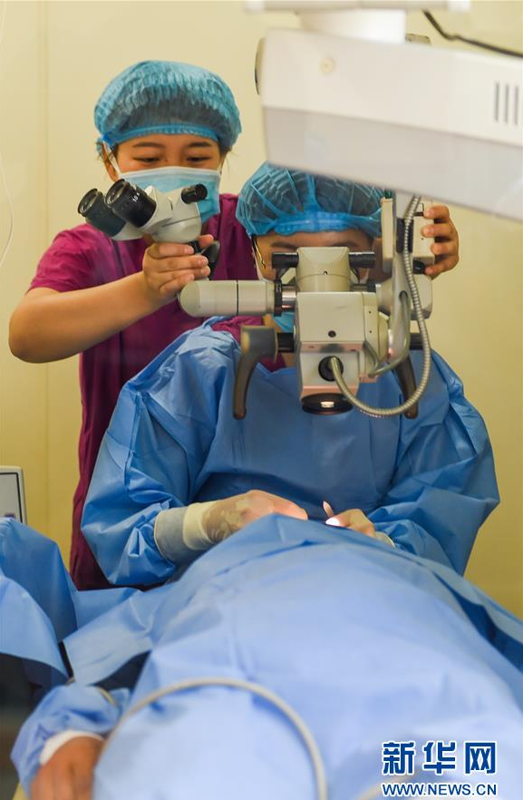 6月15日,在阿鲁科尔沁旗人民医院,医生在流动手术车上为白内障患者做免费复明手术。新华社记者 连振 摄