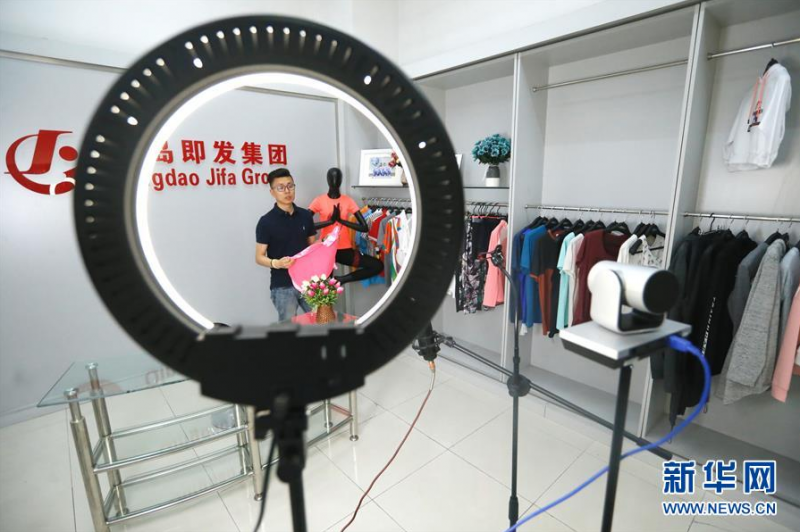 6月15日,山东省青岛市即墨区即发集团的营销人员通过广交会直播平台推介出口到海外市场的服装产品。 当日,第127届广交会拉开帷幕。这是我国首次将广交会整体性“搬上云端”。本届广交会会期10天,保持24小时不间断,按16大类商品设置50个展区,180万件展品同期上线展示。 新华社发(梁孝鹏 摄)
