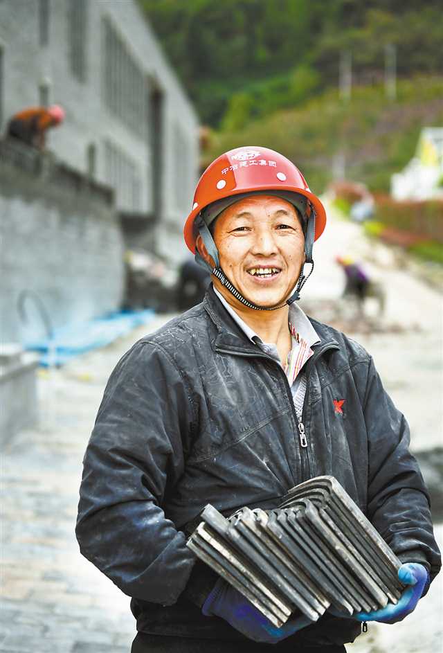 董國(guó)祥 中益鄉(xiāng)華溪村建筑工人    “我們正在修建新的衛(wèi)生院，大家今后的生活肯定會(huì)越來(lái)越美好?！? 