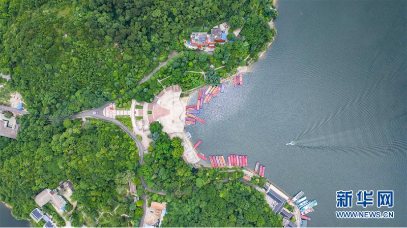 6月21日，游客乘船在红枫湖景区游览（无人机照片）。 夏至时节，贵州省清镇市红枫湖景区草木苍翠，秀丽的湖光山色吸引不少游客前来游玩。 新华社记者 陶亮 摄
