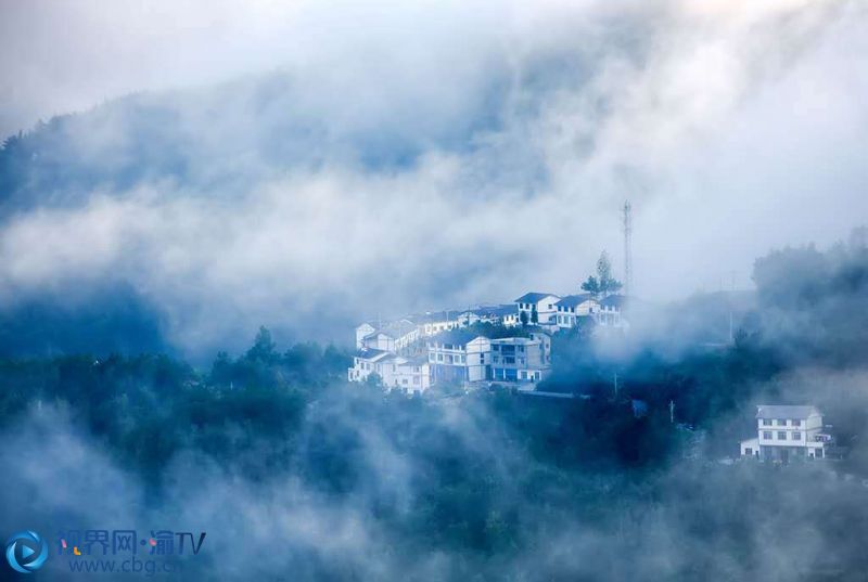 盛夏來臨，雨水充沛，讓人似有些倦意。可雨中的重慶市城口縣，卻有你意想不到的美景，我們的攝影愛好者用鏡頭記錄下美好一刻，一起來欣賞下吧。圖為城口縣巴山鎮(zhèn)。（攝影：周?。?></p>
<p style=