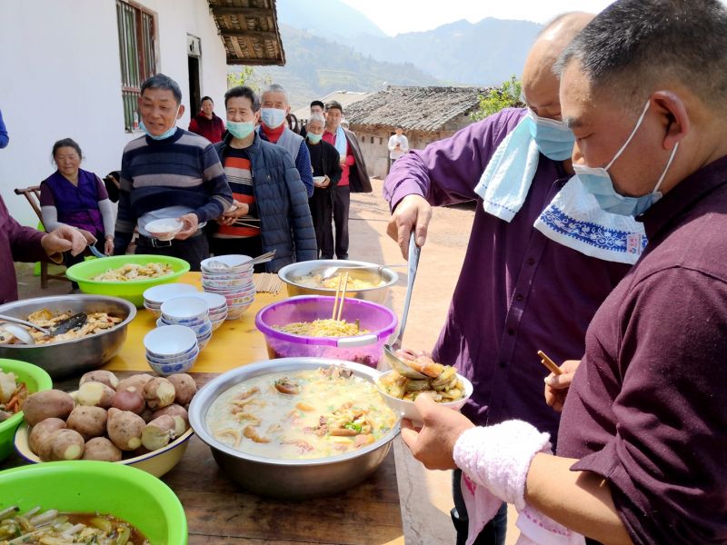 工人們面帶笑容的排隊打菜。   成金明供圖