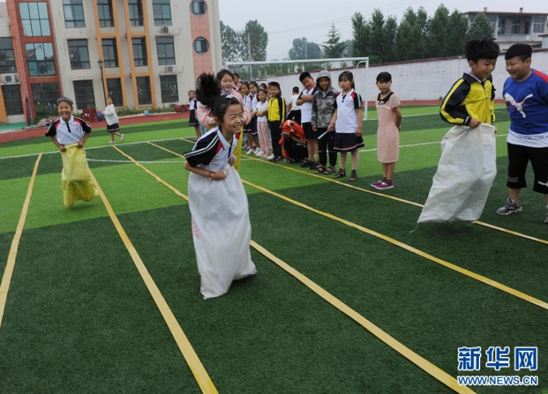 5月30日，山东省邹城市中心店镇大元小学的学生进行“袋鼠跳”项目比赛。 “六一”国际儿童节前夕，各地的孩子们通过丰富多彩的形式迎接自己的节日。 新华社发（王愿生 摄）