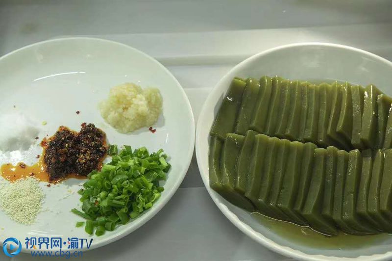 做好的斑鸠叶豆腐不仅色泽如翡翠般晶莹透亮，而且清香可口。周健 摄