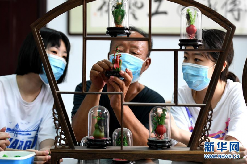 6月11日，在河北省石家庄市深泽县职业技术教育中心，民间艺人王亮（中）在教授学生们面塑制作技艺。 深泽面塑是当地有名的民间手工技艺，传承历史悠久。石家庄市深泽县民间艺人王亮自幼酷爱手工，他专注面塑创作20多年，推出历史神话人物、十二生肖、田园风光等作品。近年来，王亮致力于传承面塑民间技艺，将其带到20多个国家和地区进行文化交流，让更多人接触、了解到中国传统民间艺术。 新华社发（许建园 摄）