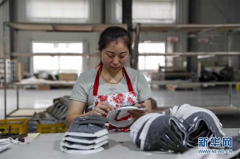 　　6月18日，在重庆市奉节县安坪镇弘源鞋业扶贫车间，工人在生产线上作业。 近年来，重庆市奉节县安坪镇利用场地、劳动力等优惠政策，逐步建设三期扶贫车间7700平方米，发展制伞、制鞋、制衣等企业9家，累计带动贫困户100余人在家门口就业，实现脱贫增收。 新华社记者 黄伟 摄