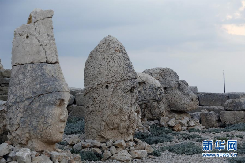 这是6月14日在土耳其阿德亚曼省内姆鲁特山拍摄的陵墓遗迹。 内姆鲁特山位于土耳其东南部阿德亚曼省,以其山顶的陵墓遗迹闻名,1987年被列入联合国教科文组织世界遗产名录。 新华社发(穆斯塔法·卡亚摄)