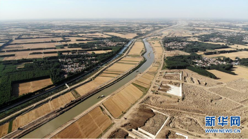 6月14日,施工人员在山东小清河复航工程济南段进行施工作业(无人机照片)。 连日来,山东小清河复航工程正在加紧施工。该工程是山东省推进内河航道建设和新旧动能转换重大项目,全长近170公里,涵盖小清河沿线五个城市,预计将于2022年复航。 新华社记者 王凯 摄