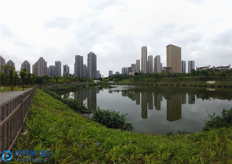 心湖公園中清澈的湖水在陽光照射下顯得格外漂亮，很多市民在湖邊漫步，享受陽光。 （攝影：楊宇豪）