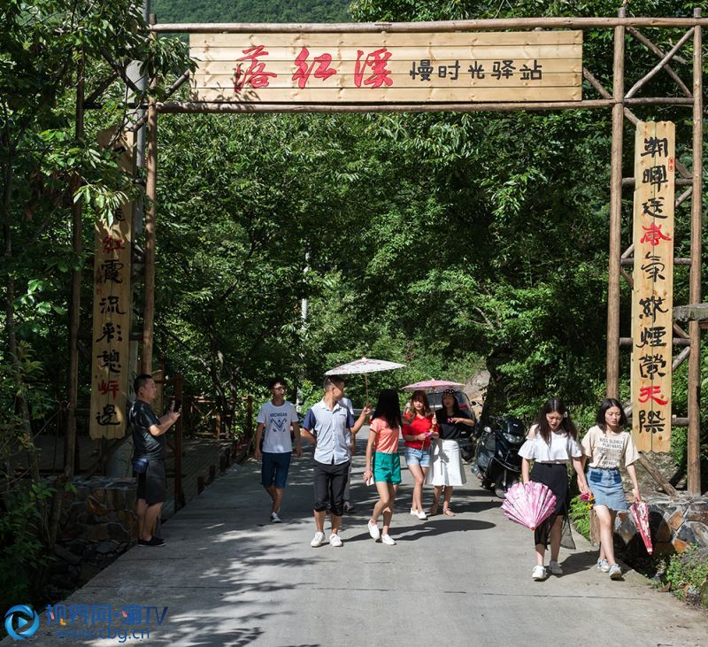 夏季，紅岸村游人如織。嵐天鄉(xiāng)供圖