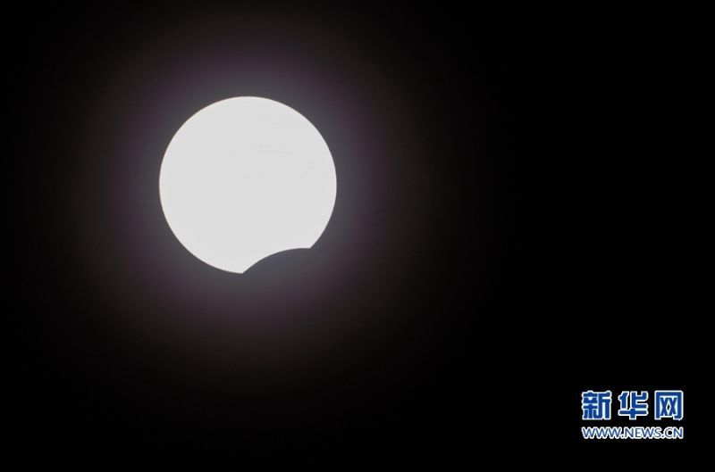 　　21日下午2时52分，福建漳州，这是初亏。　　6月21日，夏至日。下午，备受关注的2020年“天文大戏”日环食，在天宇上演。这是在位于厦门湾南岸的漳州开发区拍摄到的日环食过程。　　新华网 肖和勇 摄