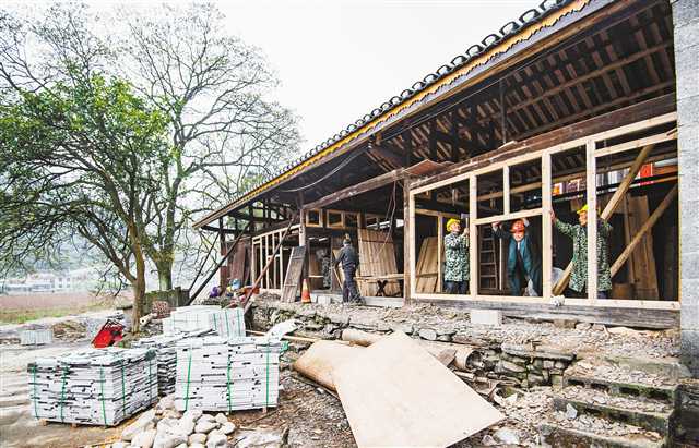 3月23日，秀山縣隘口鎮(zhèn)，一農(nóng)戶家正在進(jìn)行危房改造。