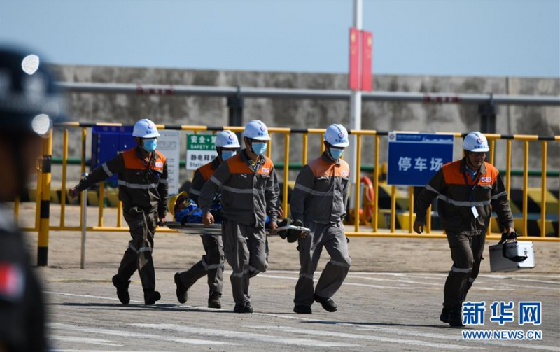 6月12日,在海口港马村港区危险品船舶船岸应急联合演习现场,救护人员把“伤员”转移到安全位置。 当日,海口海事局在海口港马村港区组织开展危险品船舶船岸应急联合演练。本次演练通过模拟设置一艘危险品船舶在码头作业过程中发生泄漏事故导致海域污染、船舶起火、人员受伤的场景,演练危险品码头及相关单位部门的应急处置与协作反应,提升危险品码头应急处置能力。 新华社记者 杨冠宇 摄