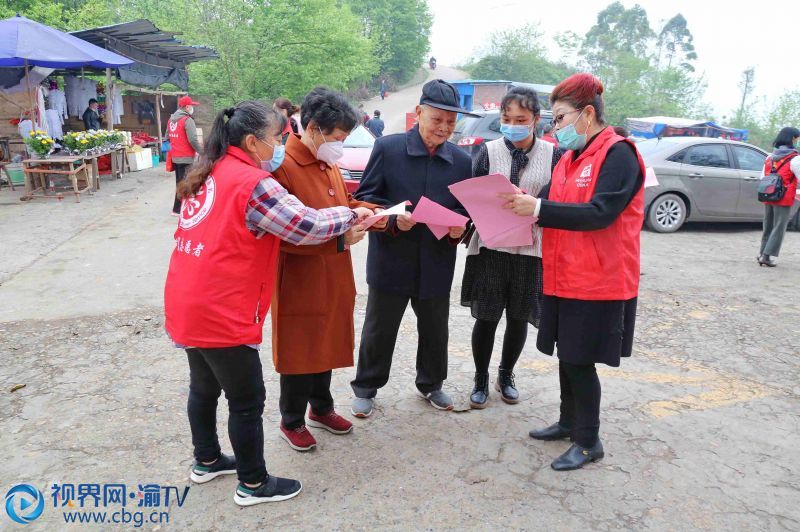 環(huán)保志愿者向前來(lái)祭祀的市民作宣傳