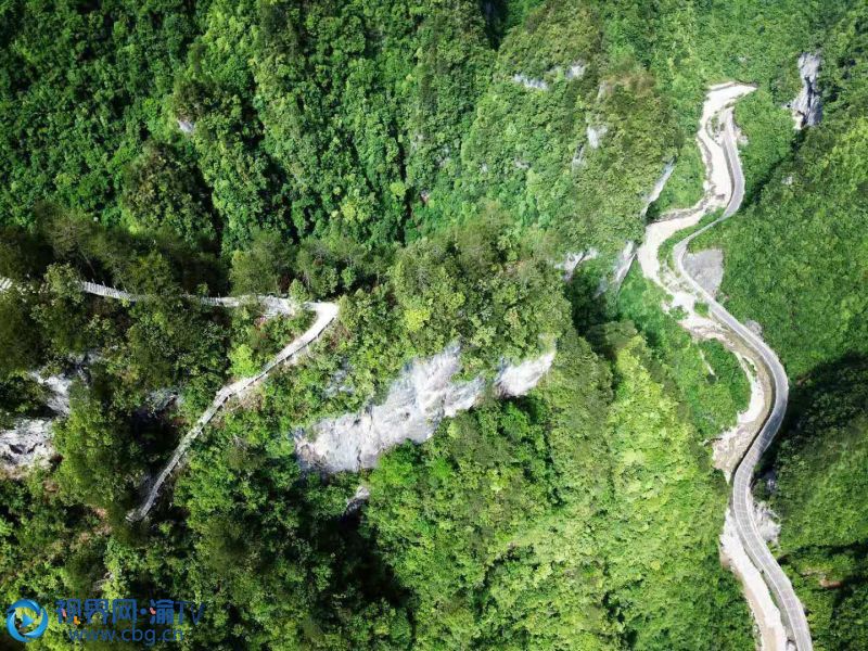 峰林地的盤山旅游公路入口。（ 攝影：李軍）