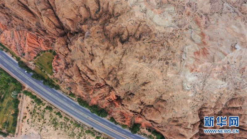 这是6月15日拍摄的位于贵德县境内的丹霞地貌(无人机照片)。 夏日时节,位于青海省海南藏族自治州的贵德县迎来连日降雨,多彩的丹霞地貌在雨后色泽愈发鲜艳,在云雾的笼罩下形成一幅幅独特画卷。 新华社记者 吴刚 摄
