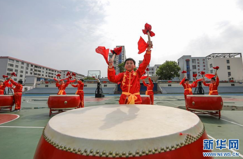5月30日，山东省荣成市石岛实验小学的操场上，小学生在练习将在迎“六一”社团活动上表演的渔家大鼓。 “六一”国际儿童节前夕，各地的孩子们通过丰富多彩的形式迎接自己的节日。 新华社发（李信君 摄）