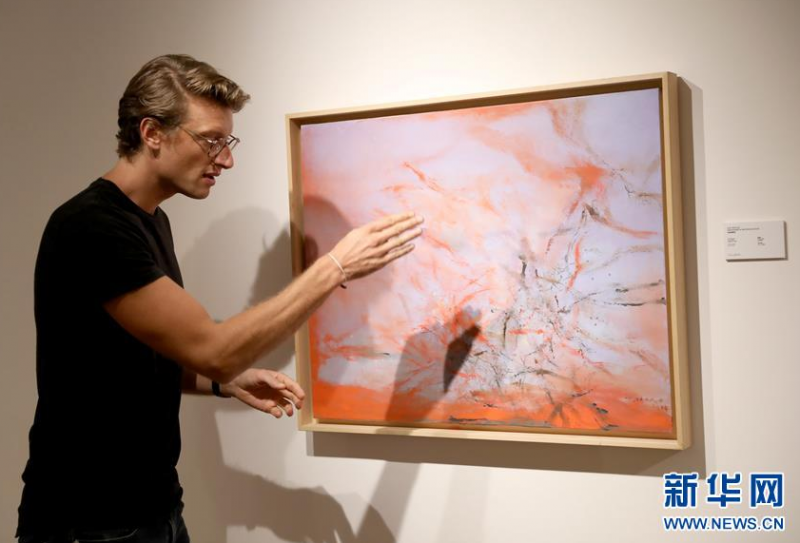 维尔潘画廊主人潘雅德在讲解赵无极的画作（6月19日摄）。 为纪念赵无极100周年诞辰而举办的“赵无极：友谊与融合”画展正在香港维尔潘画廊举行，展示了赵无极不同时期的多幅作品。 新华社记者 吴晓初 摄