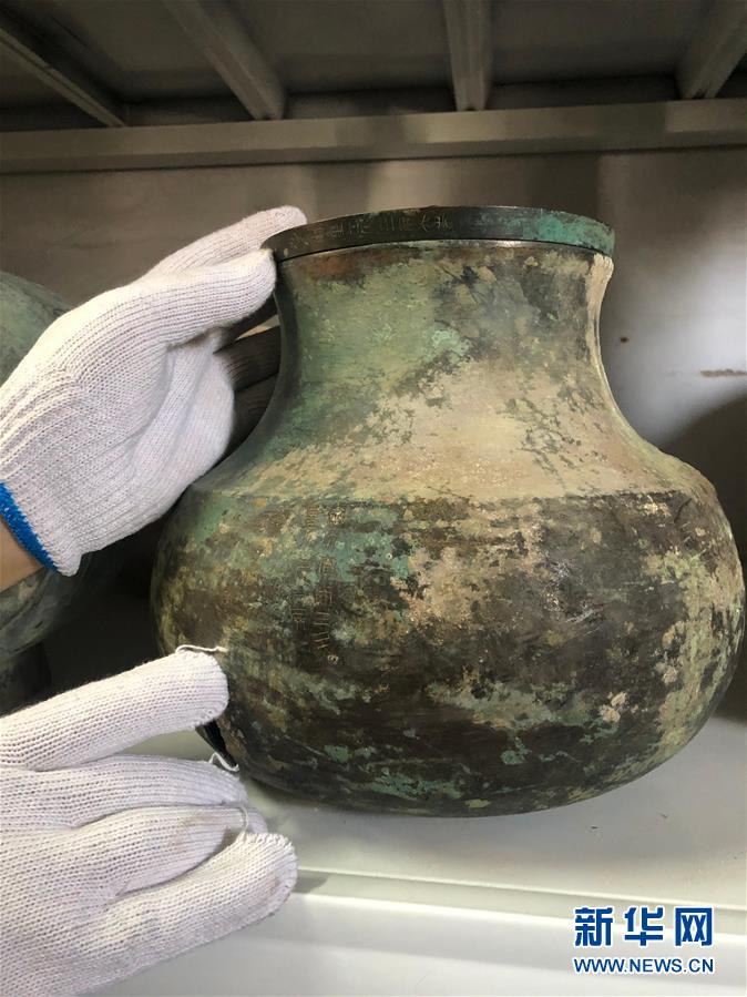 　　黄河边大型古墓群出土的一个带铭文的青铜器（5月23日摄）。 新华社记者 李丽静 摄