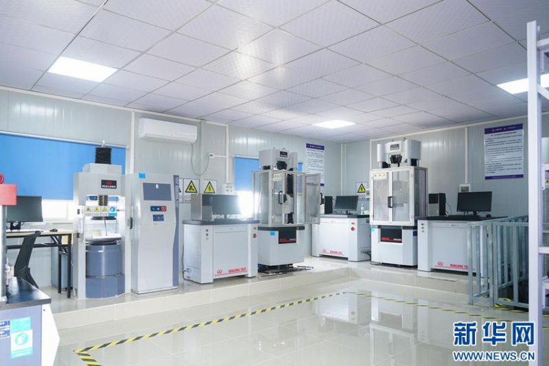 这是6月12日在柬埔寨磅士卑省拍摄的金边-西港高速公路项目中心试验室。新华社发(金港高速公路项目总承包经理部供图)