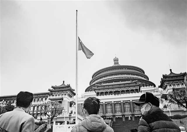     4月4日，我市舉行新冠肺炎疫情犧牲烈士和逝世同胞哀悼活動。當日，市人民大禮堂降下半旗，市民在廣場上默哀表達深切的悼念。首席記者 崔力 攝