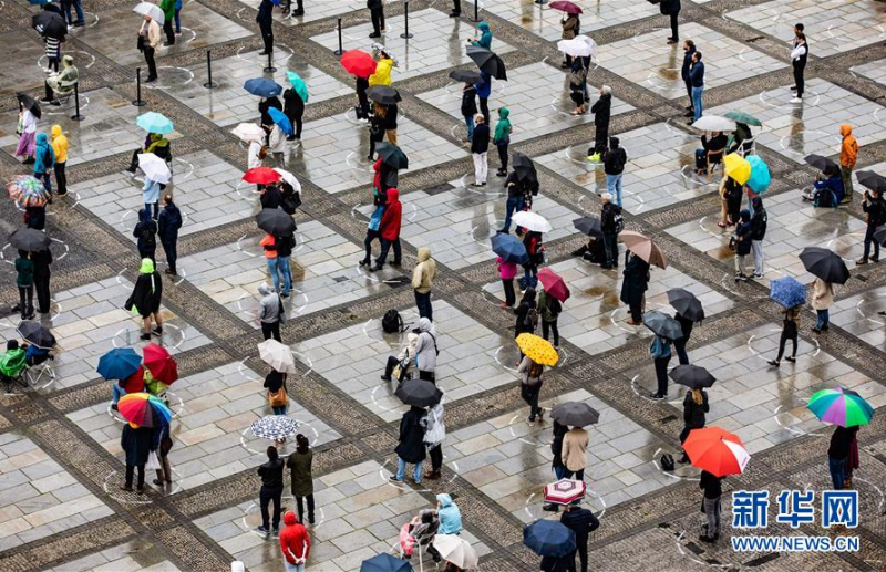 6月20日，在德国柏林的宪兵广场，观众观看露天音乐会时保持社交距离。新华社发（费利克斯·略希纳摄）