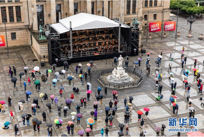 这是6月20日在德国柏林宪兵广场拍摄的露天音乐会现场。　　德国柏林音乐厅交响乐团20日和21日在柏林音乐厅前的宪兵广场举办露天音乐会。为确保防疫安全，观众需提前在网上预约有限的“站位”，在音乐会期间保持社交距离。　　新华社发（费利克斯·略希纳摄）