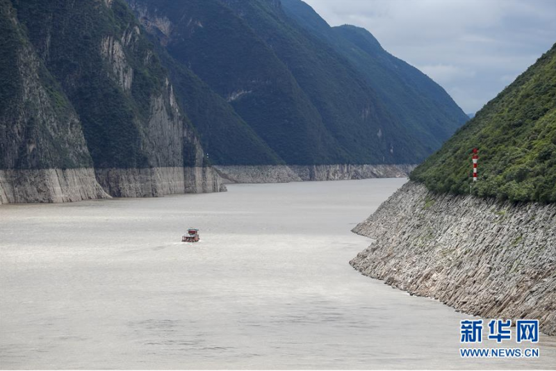 这是6月21日在重庆市巫山县拍摄的雨后巫峡景观，一艘游船行驶在江面上，远处青山如黛。新华社记者 黄伟摄