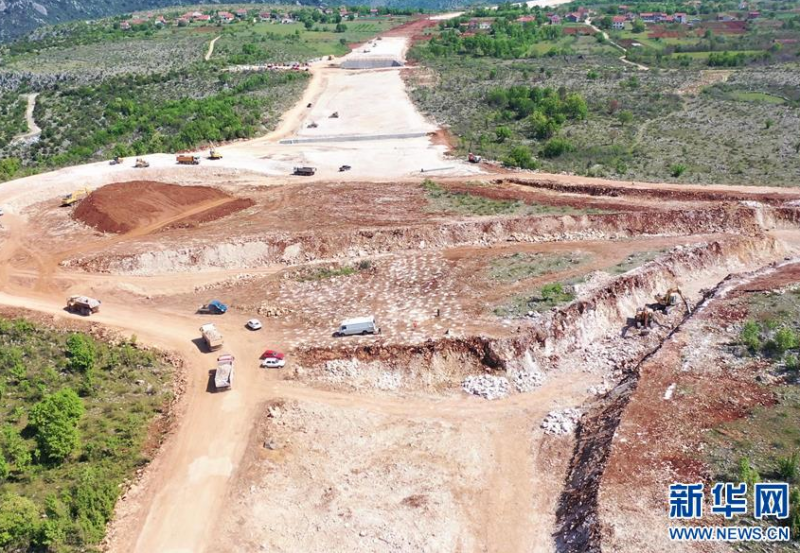 据中国驻波黑使馆6月11日消息，中国建筑集团日前获得波黑主流媒体《晚报》评选的年度企业奖，是10个获奖机构与个人中唯一的外国企业（组织）。中建集团承建泛欧5C走廊高速公路波黑查普利纳段项目。波黑联邦运输和通信部长丹尼斯·拉西奇颁奖时说，授予中建集团此奖，是为了表彰其在新冠疫情下对工程进展所做的巨大贡献。疫情对波黑和全球经济产生很大影响，但该项目建设不但没中断，而且进展加速。 这是泛欧5C走廊高速公路波黑查普利纳段项目施工现场的资料照片。 新华社发