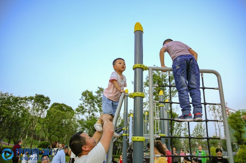 兒童在家長(zhǎng)的陪同下在北碚區(qū)飛馬李子坡公園玩耍。（攝影：秦廷富）